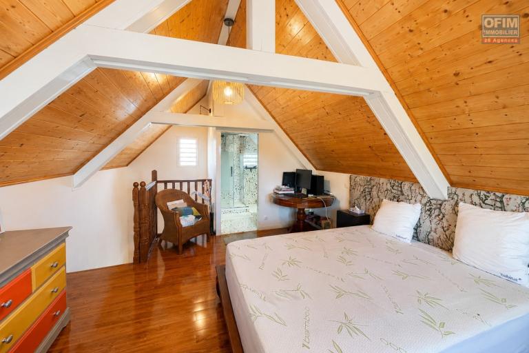 &Agrave; VENDRE &Agrave; PLATEAU CAILLOU &ndash; MAISON FAMILIALE F4 AVEC STUDIO IND&Eacute;PENDANT, VUE MER ET MONTAGNE - Chambre 3 maison &eacute;tage