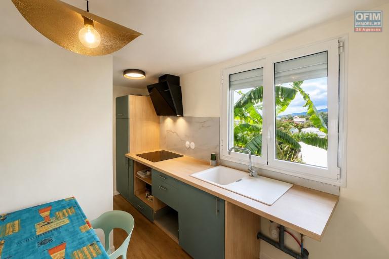 &Agrave; VENDRE &Agrave; PLATEAU CAILLOU &ndash; MAISON FAMILIALE F4 AVEC STUDIO IND&Eacute;PENDANT, VUE MER ET MONTAGNE - Cuisine studio