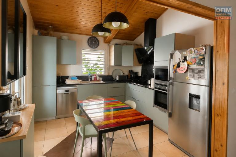 &Agrave; VENDRE &Agrave; PLATEAU CAILLOU &ndash; MAISON FAMILIALE F4 AVEC STUDIO IND&Eacute;PENDANT, VUE MER ET MONTAGNE - Cuisine maison