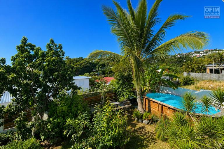 &Agrave; VENDRE &Agrave; PLATEAU CAILLOU &ndash; MAISON FAMILIALE F4 AVEC STUDIO IND&Eacute;PENDANT, VUE MER ET MONTAGNE - Vue piscine  et jardin