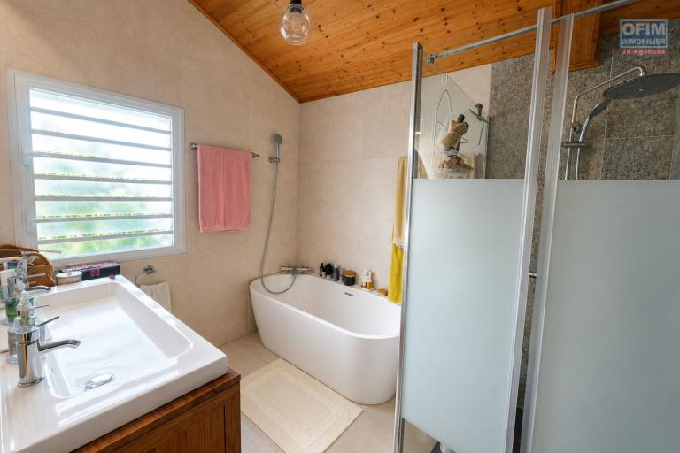 &Agrave; VENDRE &Agrave; PLATEAU CAILLOU &ndash; MAISON FAMILIALE F4 AVEC STUDIO IND&Eacute;PENDANT, VUE MER ET MONTAGNE - Salle de bain maison RDC