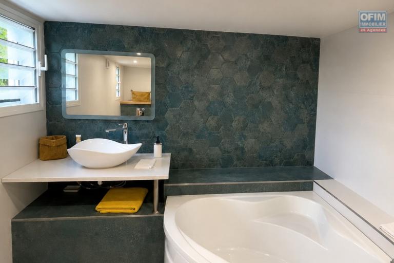 &Agrave; VENDRE &Agrave; PLATEAU CAILLOU &ndash; MAISON FAMILIALE F4 AVEC STUDIO IND&Eacute;PENDANT, VUE MER ET MONTAGNE - Salle de bain studio