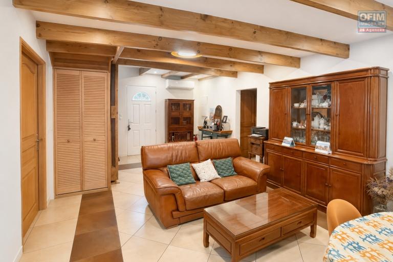 &Agrave; VENDRE &Agrave; PLATEAU CAILLOU &ndash; MAISON FAMILIALE F4 AVEC STUDIO IND&Eacute;PENDANT, VUE MER ET MONTAGNE - S&eacute;jour maison