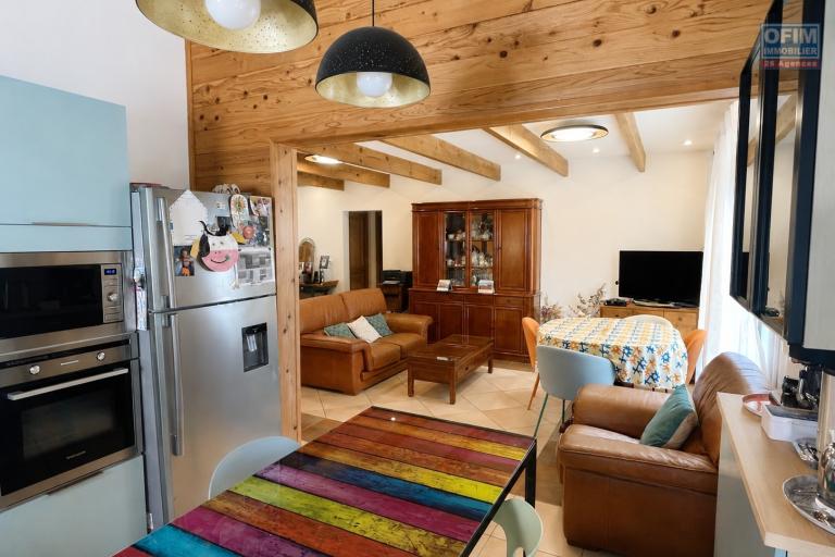 &Agrave; VENDRE &Agrave; PLATEAU CAILLOU &ndash; MAISON FAMILIALE F4 AVEC STUDIO IND&Eacute;PENDANT, VUE MER ET MONTAGNE - Cuisine/s&eacute;jour maison