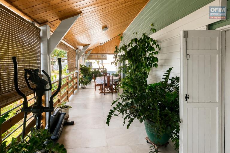 &Agrave; VENDRE &Agrave; PLATEAU CAILLOU &ndash; MAISON FAMILIALE F4 AVEC STUDIO IND&Eacute;PENDANT, VUE MER ET MONTAGNE - Varangue maison