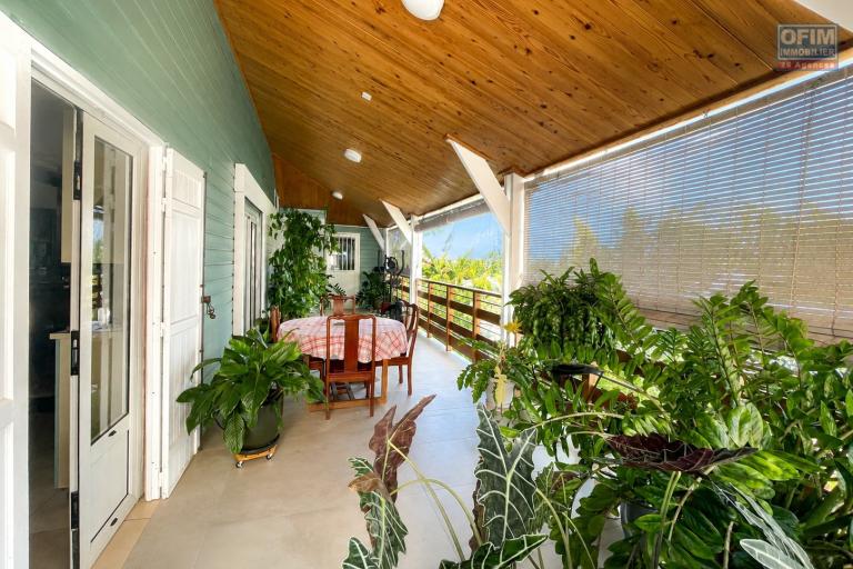 &Agrave; VENDRE &Agrave; PLATEAU CAILLOU &ndash; MAISON FAMILIALE F4 AVEC STUDIO IND&Eacute;PENDANT, VUE MER ET MONTAGNE - Varangue