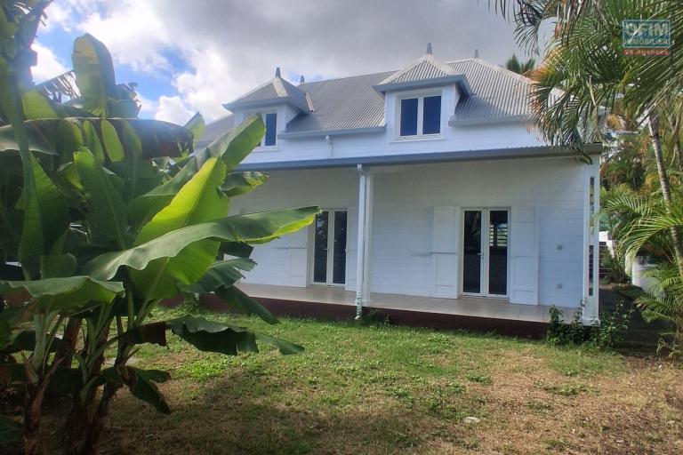 A VENDRE charmante maison de type F4 sur 634 m2 de terrain &agrave; SAINT-GILLES LES HAUTS