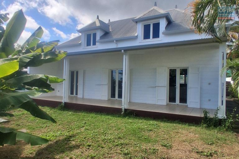 A VENDRE charmante maison de type F4 sur 634 m2 de terrain &agrave; SAINT-GILLES LES HAUTS
