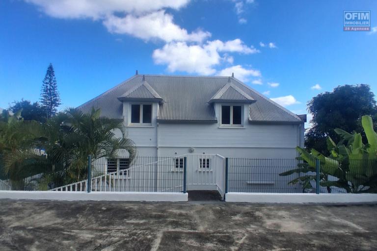 A VENDRE charmante maison de type F4 sur 634 m2 de terrain &agrave; SAINT-GILLES LES HAUTS