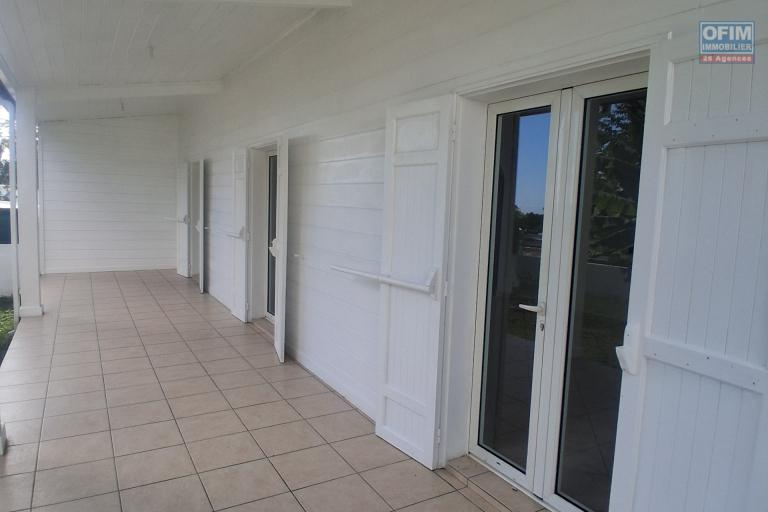 A VENDRE charmante maison de type F4 sur 634 m2 de terrain &agrave; SAINT-GILLES LES HAUTS