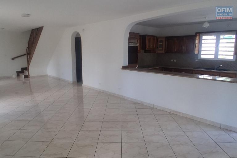 A VENDRE charmante maison de type F4 sur 634 m2 de terrain &agrave; SAINT-GILLES LES HAUTS