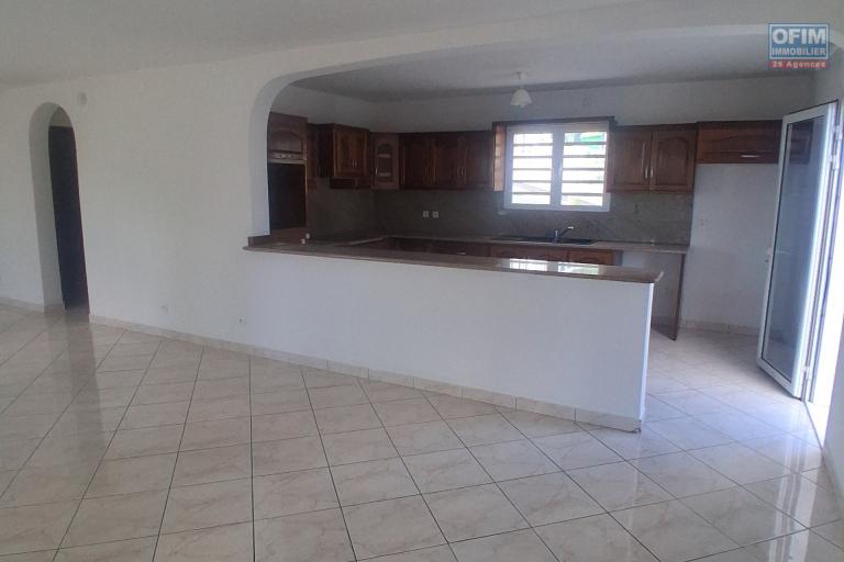 A VENDRE charmante maison de type F4 sur 634 m2 de terrain &agrave; SAINT-GILLES LES HAUTS