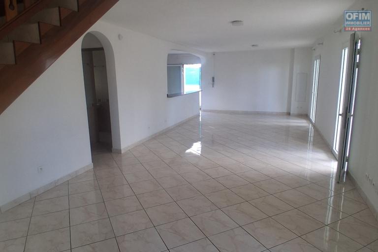 A VENDRE charmante maison de type F4 sur 634 m2 de terrain &agrave; SAINT-GILLES LES HAUTS