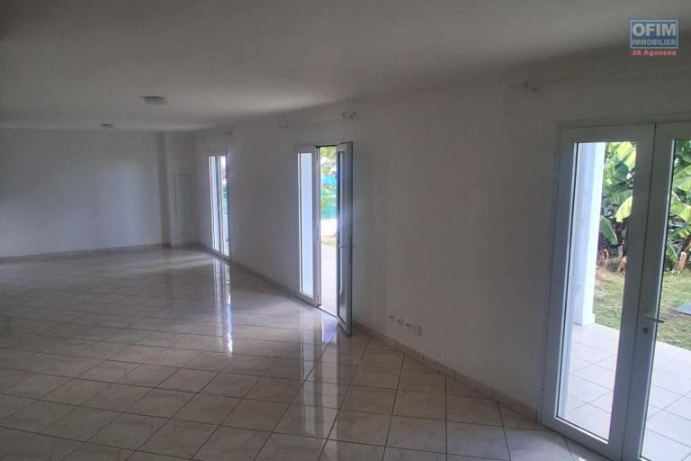 A VENDRE charmante maison de type F4 sur 634 m2 de terrain &agrave; SAINT-GILLES LES HAUTS