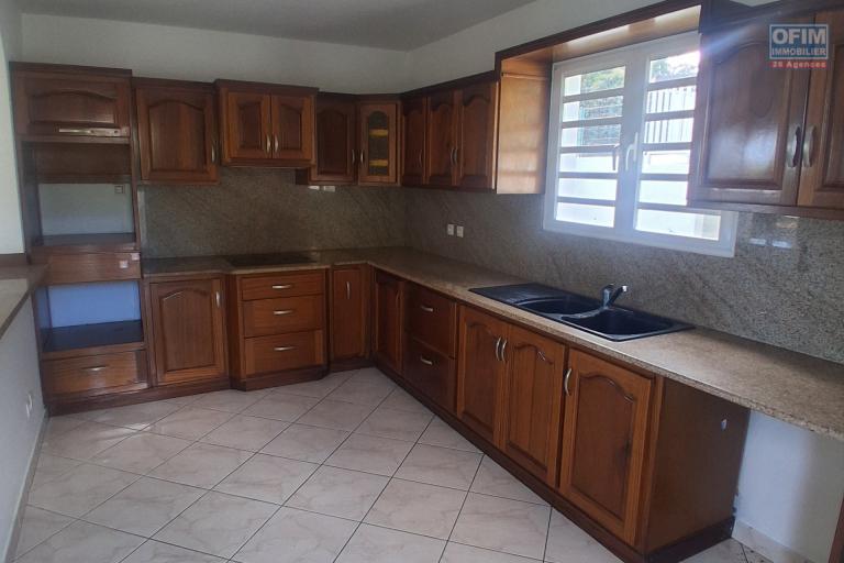 A VENDRE charmante maison de type F4 sur 634 m2 de terrain &agrave; SAINT-GILLES LES HAUTS