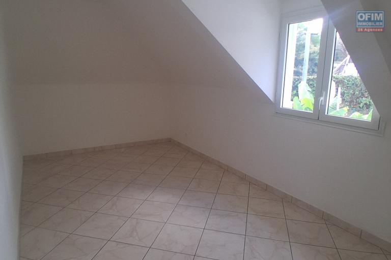 A VENDRE charmante maison de type F4 sur 634 m2 de terrain &agrave; SAINT-GILLES LES HAUTS