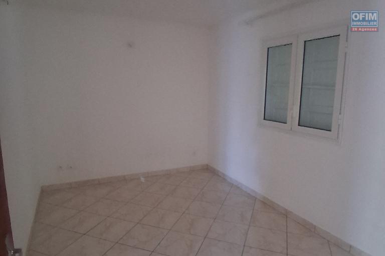 A VENDRE charmante maison de type F4 sur 634 m2 de terrain &agrave; SAINT-GILLES LES HAUTS