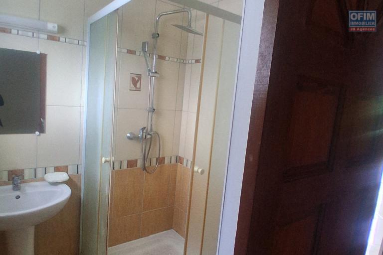 A VENDRE charmante maison de type F4 sur 634 m2 de terrain &agrave; SAINT-GILLES LES HAUTS