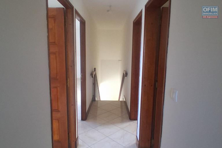 A VENDRE charmante maison de type F4 sur 634 m2 de terrain &agrave; SAINT-GILLES LES HAUTS