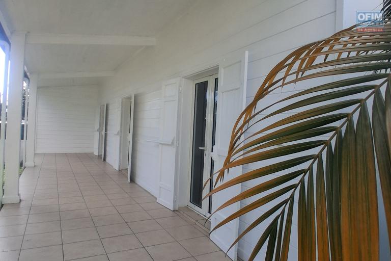 A VENDRE charmante maison de type F4 sur 634 m2 de terrain &agrave; SAINT-GILLES LES HAUTS