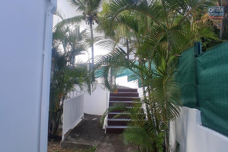 A VENDRE charmante maison de type F4 sur 634 m2 de terrain &agrave; SAINT-GILLES LES HAUTS