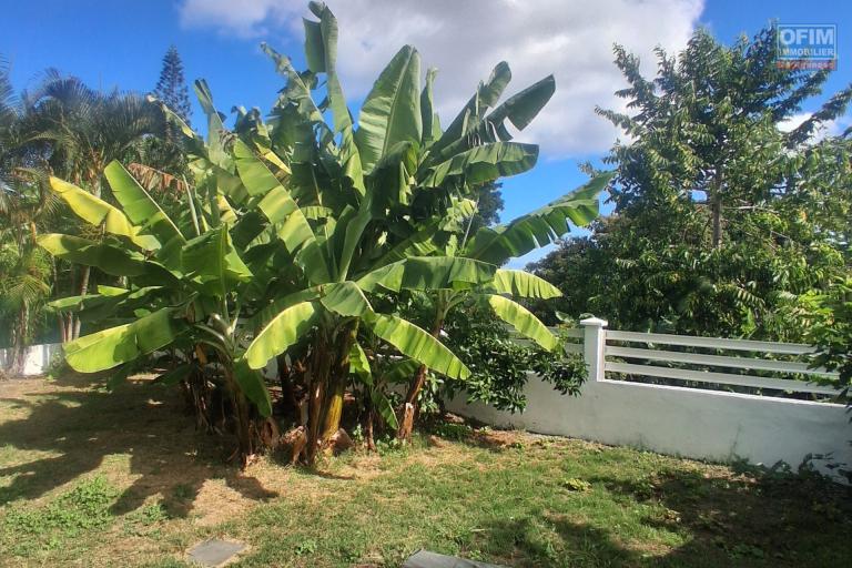 A VENDRE charmante maison de type F4 sur 634 m2 de terrain &agrave; SAINT-GILLES LES HAUTS
