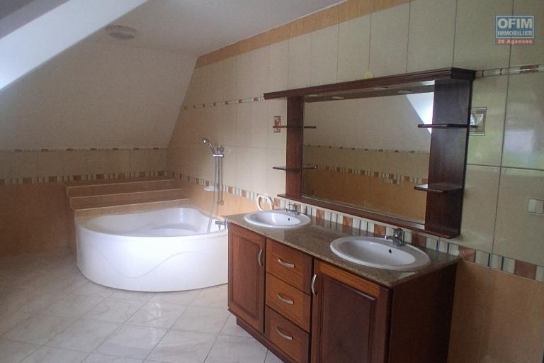 A VENDRE charmante maison de type F4 sur 634 m2 de terrain &agrave; SAINT-GILLES LES HAUTS