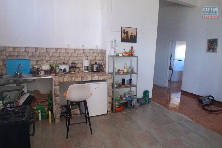 A LOUER spacieux appartement de type F2 à TROIS BASSINS