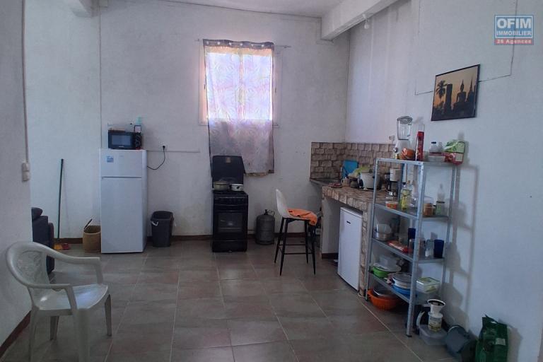 A LOUER spacieux appartement de type F2 à TROIS BASSINS
