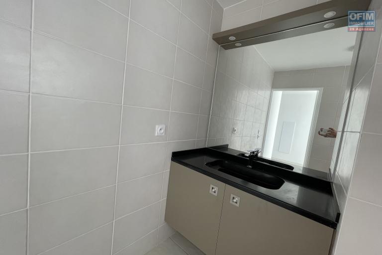 A louer &agrave; Saint Leu  appartement  T4 spacieux r&eacute;cent  avec vue mer