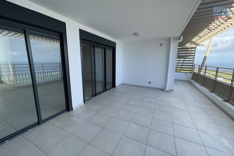 A louer &agrave; Saint Leu  appartement  T4 spacieux r&eacute;cent  avec vue mer