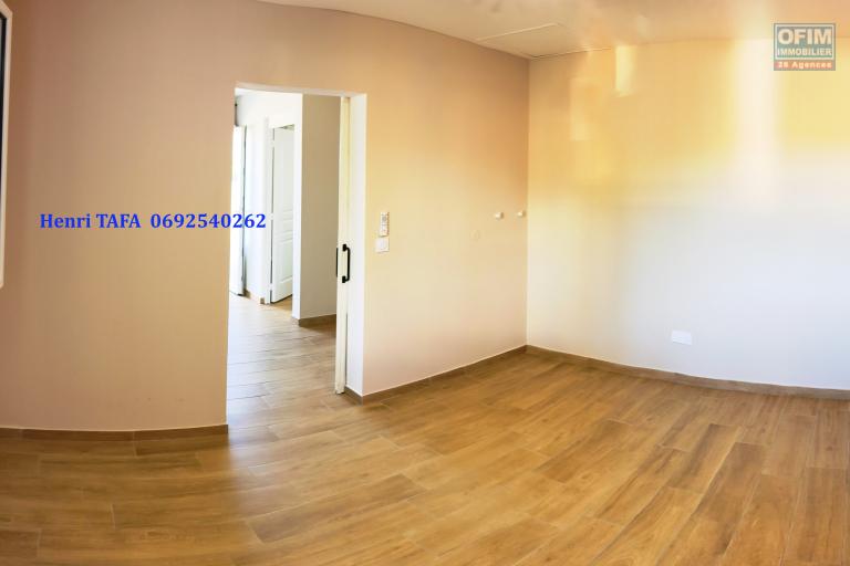 Bel appartement T2 de 34,22 m2 &agrave; Petite-Ile avec vue mer et montagne.