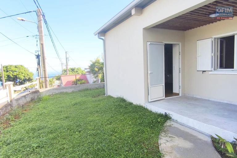 Bel appartement T2 de 34,22 m2 &agrave; Petite-Ile avec vue mer et montagne.