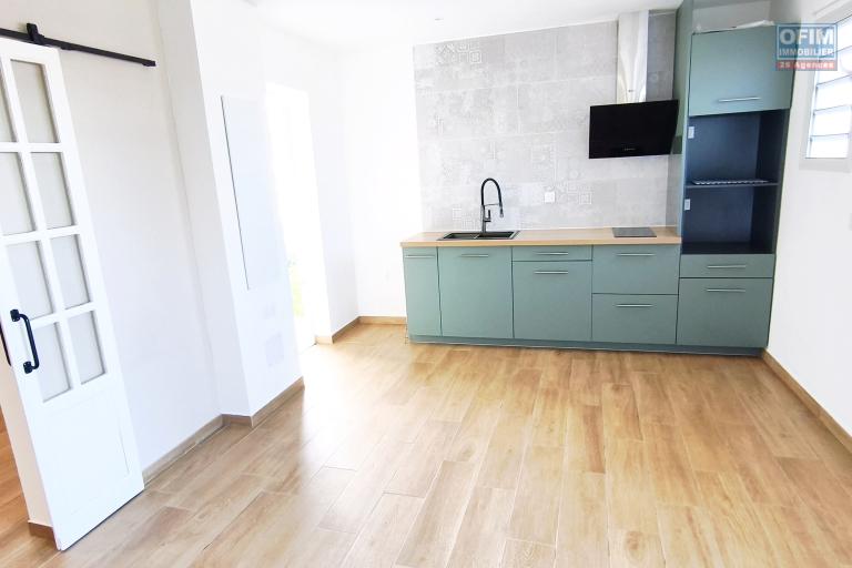 Bel appartement T2 de 34,22 m2 &agrave; Petite-Ile avec vue mer et montagne.