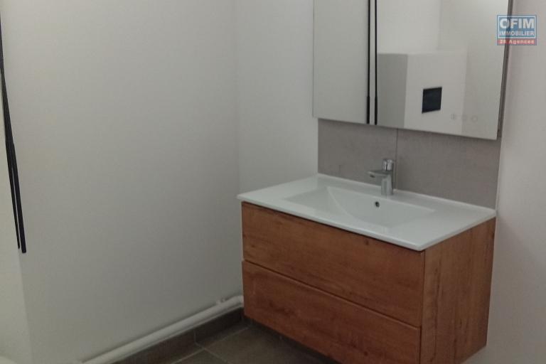 EXCEPTIONNEL  : A LOUER vaste appartement NEUF de type T4 &agrave; TROIS BASSINS LITTORAL