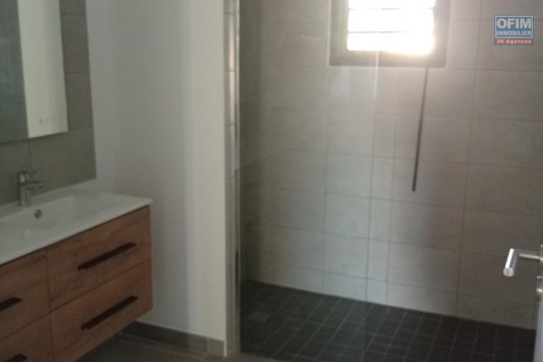EXCEPTIONNEL  : A LOUER vaste appartement NEUF de type T4 &agrave; TROIS BASSINS LITTORAL