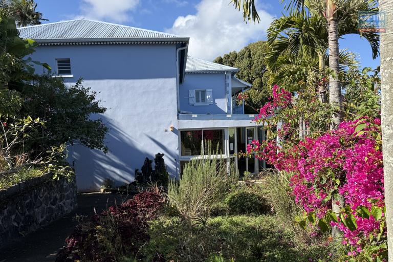 Grande maison/b&acirc;timent de 400 m&sup2; situ&eacute; juste au dessus de la maison cadeau de type F15+ en R+1+combles + un bungalow de 20 m&sup2;, le tout implant&eacute; sur 2830 m&sup2; de terrain.