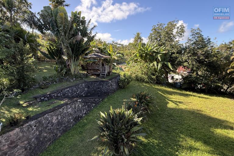 Grande maison/bâtiment de 400 m² situé juste au dessus de la maison cadeau de type F15+ en R+1+combles + un bungalow de 20 m², le tout implanté sur 2830 m² de terrain.