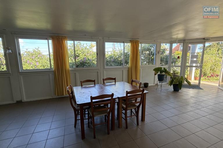 Grande maison/bâtiment de 400 m² situé juste au dessus de la maison cadeau de type F15+ en R+1+combles + un bungalow de 20 m², le tout implanté sur 2830 m² de terrain.