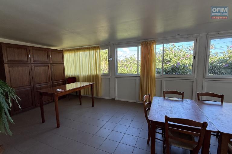 Grande maison/bâtiment de 400 m² situé juste au dessus de la maison cadeau de type F15+ en R+1+combles + un bungalow de 20 m², le tout implanté sur 2830 m² de terrain.