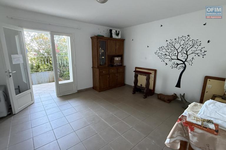 Grande maison/bâtiment de 400 m² situé juste au dessus de la maison cadeau de type F15+ en R+1+combles + un bungalow de 20 m², le tout implanté sur 2830 m² de terrain.