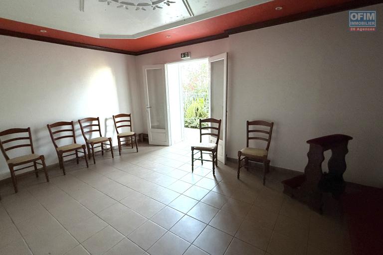 Grande maison/bâtiment de 400 m² situé juste au dessus de la maison cadeau de type F15+ en R+1+combles + un bungalow de 20 m², le tout implanté sur 2830 m² de terrain.