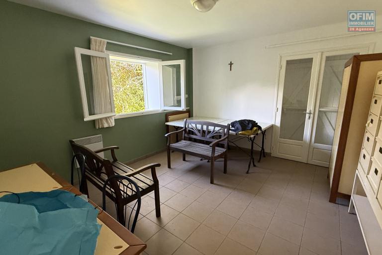 Grande maison/bâtiment de 400 m² situé juste au dessus de la maison cadeau de type F15+ en R+1+combles + un bungalow de 20 m², le tout implanté sur 2830 m² de terrain.