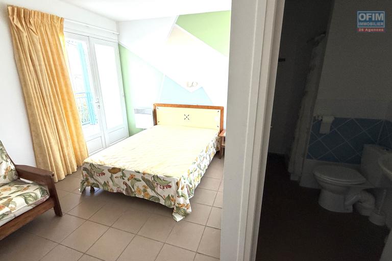 Grande maison/bâtiment de 400 m² situé juste au dessus de la maison cadeau de type F15+ en R+1+combles + un bungalow de 20 m², le tout implanté sur 2830 m² de terrain.