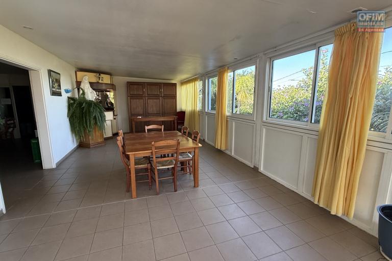 Grande maison/bâtiment de 400 m² situé juste au dessus de la maison cadeau de type F15+ en R+1+combles + un bungalow de 20 m², le tout implanté sur 2830 m² de terrain.