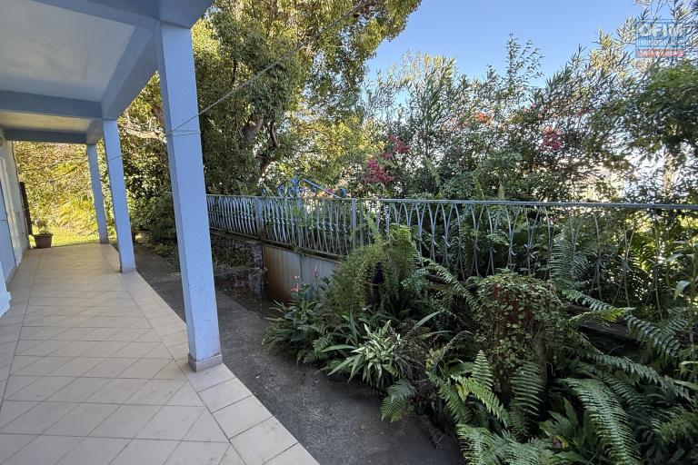 Grande maison/bâtiment de 400 m² situé juste au dessus de la maison cadeau de type F15+ en R+1+combles + un bungalow de 20 m², le tout implanté sur 2830 m² de terrain.
