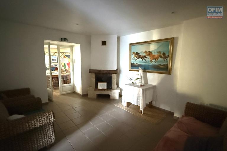 Grande maison/bâtiment de 400 m² situé juste au dessus de la maison cadeau de type F15+ en R+1+combles + un bungalow de 20 m², le tout implanté sur 2830 m² de terrain.
