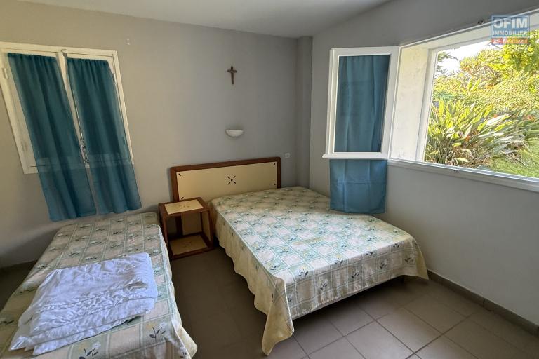 Grande maison/bâtiment de 400 m² situé juste au dessus de la maison cadeau de type F15+ en R+1+combles + un bungalow de 20 m², le tout implanté sur 2830 m² de terrain.