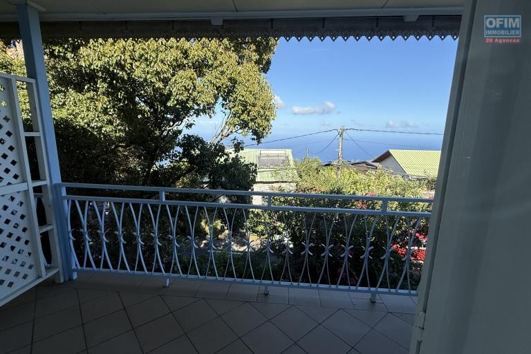 Grande maison/bâtiment de 400 m² situé juste au dessus de la maison cadeau de type F15+ en R+1+combles + un bungalow de 20 m², le tout implanté sur 2830 m² de terrain.
