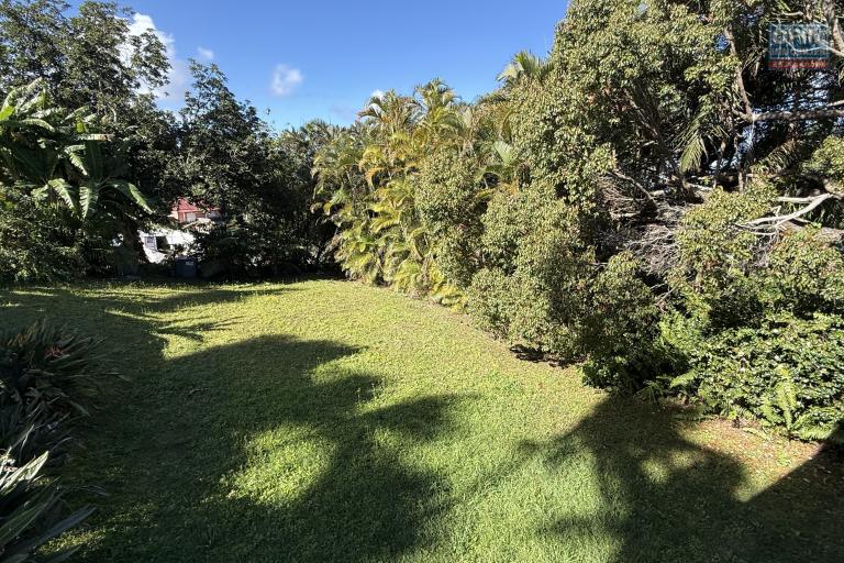 Grande maison/bâtiment de 400 m² situé juste au dessus de la maison cadeau de type F15+ en R+1+combles + un bungalow de 20 m², le tout implanté sur 2830 m² de terrain.